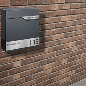 Briefkasten Anthrazit an einer Braunen Klinkerwand personalisiert