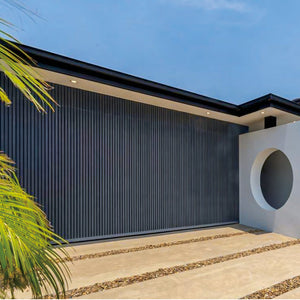 Ein schönes Haus mit der WPC Wandverkleidung in anthrazit