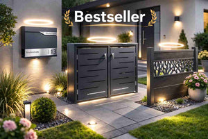 ein schöner Vorgarten in der Dämmerung mit den Bestsellern Briefkasten, Mülltonnenbox und WPC Zauno