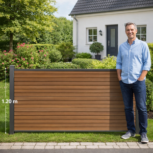 eine person an einem Vertico Zaun in einem schönen Vorgarten