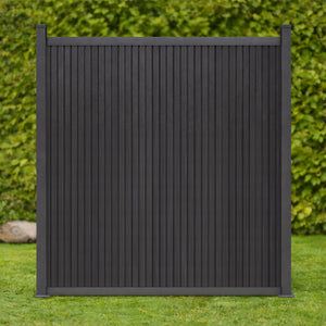 Zaun Vertico in Anthrazit im Garten. Bretter verlaufen vertikal
