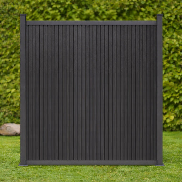 Zaun Vertico in Anthrazit im Garten. Bretter verlaufen vertikal