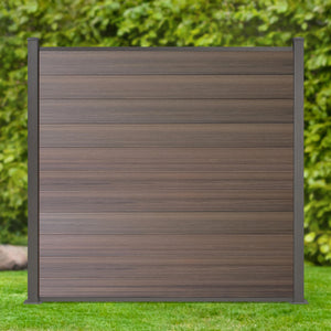 WPC Sichtschutzzaun Excellent braun steht vor einer grünen Hecke