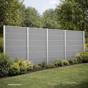 WPC Sichtschutzzaun Lines Nobel grau mit Silber Pfosten und Zwischenleisten steht in einem grünen Garten