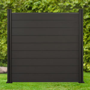 WPC Classic Zaun Anthrazit steht vor einer grünen Hecke