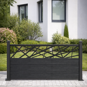 Kleiner Vorgartenzun mit Dekorgitter vor einem weißen Gebäude